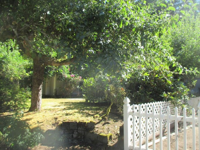 Building Photo - Rambler with Large Garage in Artondale