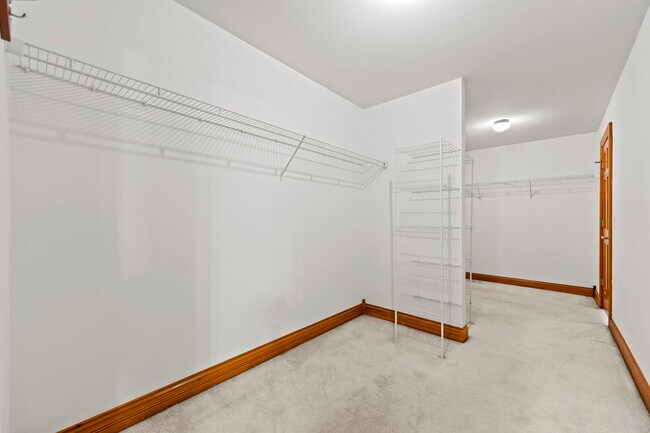 Building Photo - 552 Waters Edge Dr