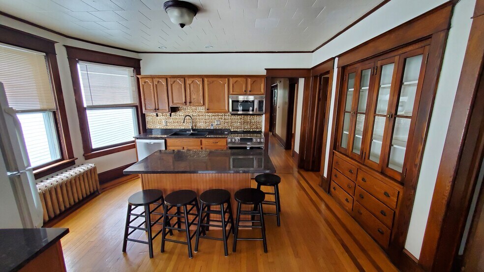 Building Photo - 220 Ontario St