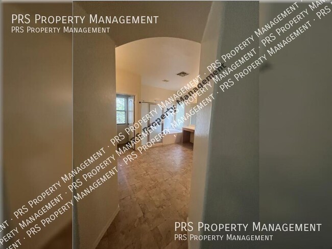 Building Photo - 576 E Julian Dr