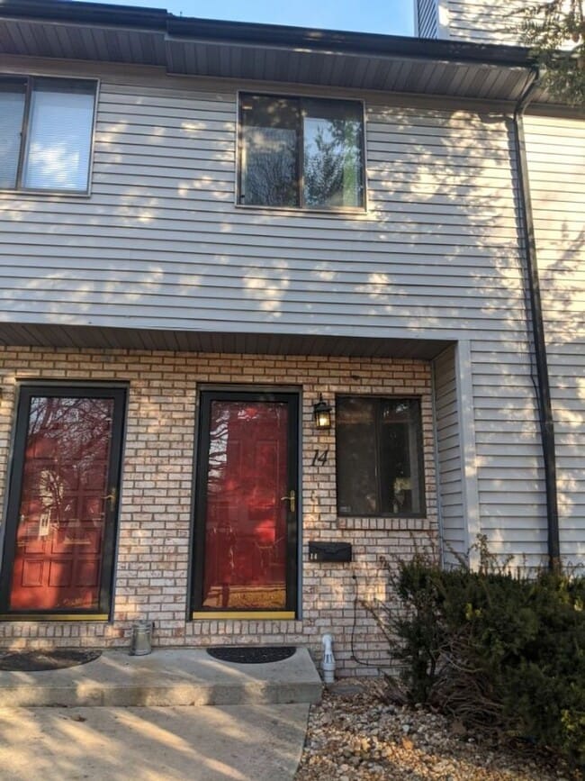 Building Photo - Cute 3 Bedroom Condo