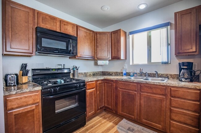 Building Photo - 800 Sherwood Dr