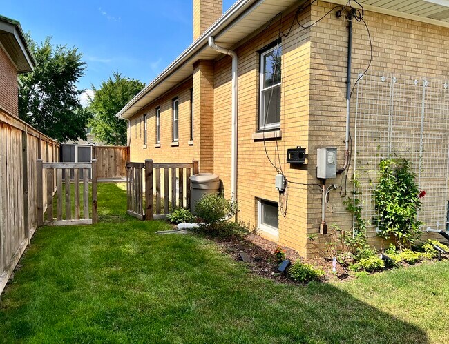 Building Photo - 940 N Oak Park Ave