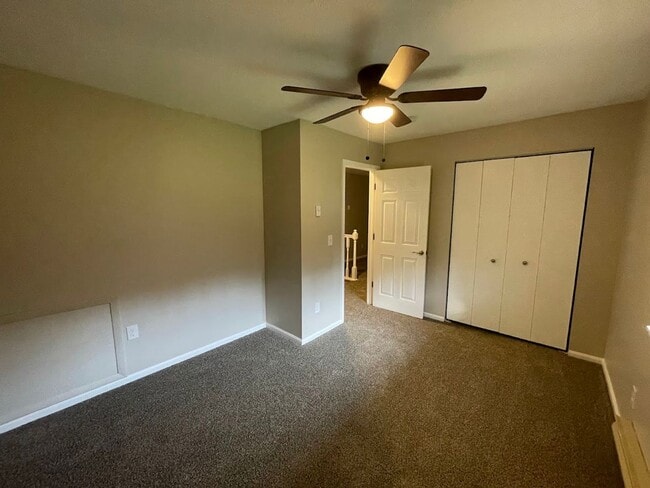 Building Photo - Three bedroom one bathroom townhouse for rent