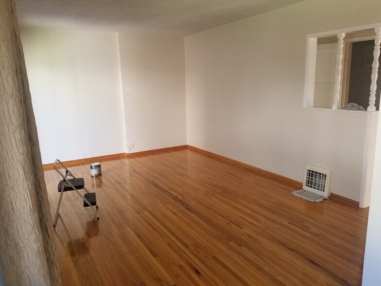 Primary Photo - 729 E Providencia Ave