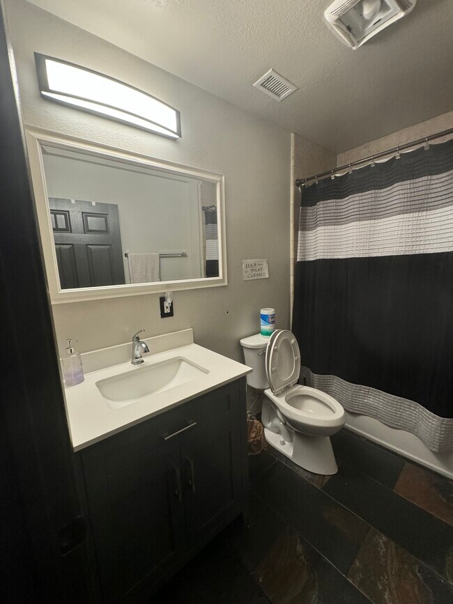 Building Photo - 130 W 106th St