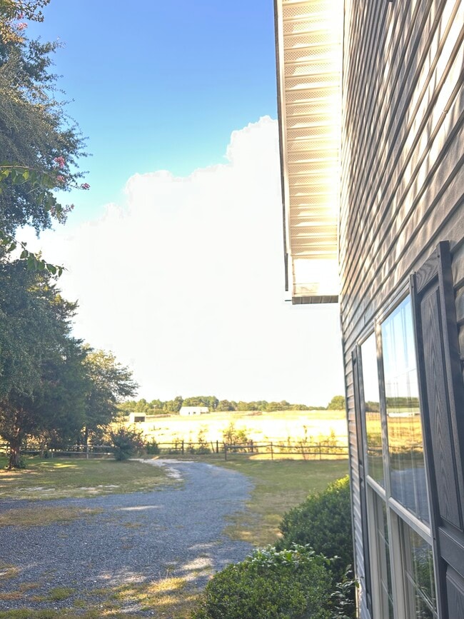 Building Photo - 170 Blue Ln