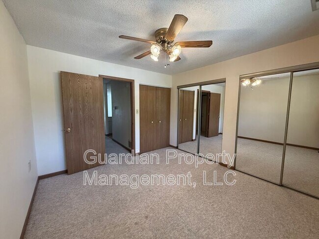 Building Photo - 1633 N Country Club Rd