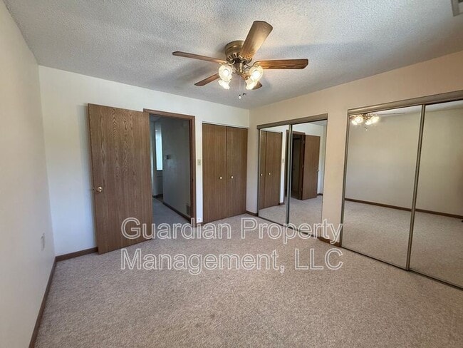 Building Photo - 1645 N Country Club Rd