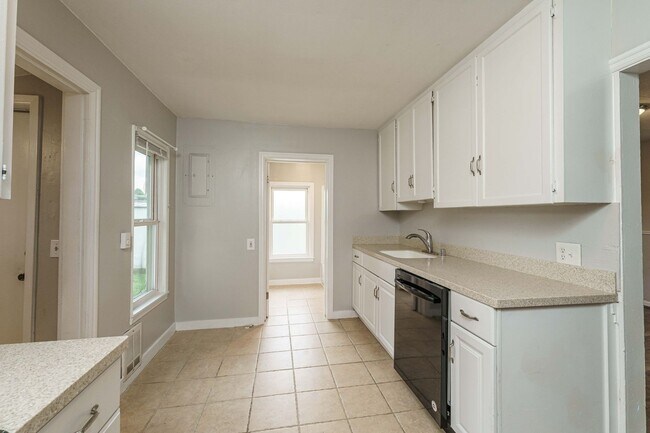 Building Photo - 2 Bedroom 1 Bath SIngle Family Home With L...