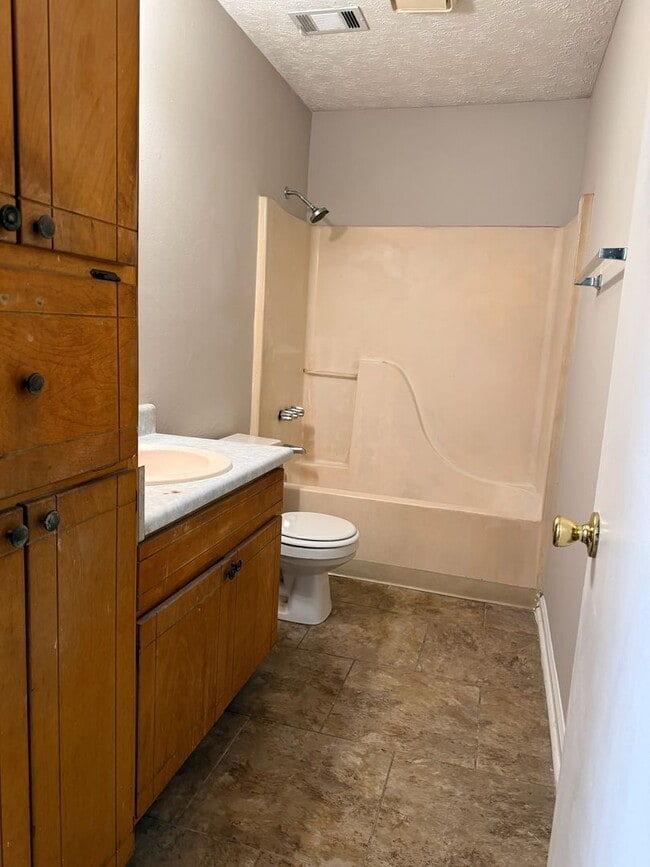 Building Photo - Charming 3 bedroom 1 bath house