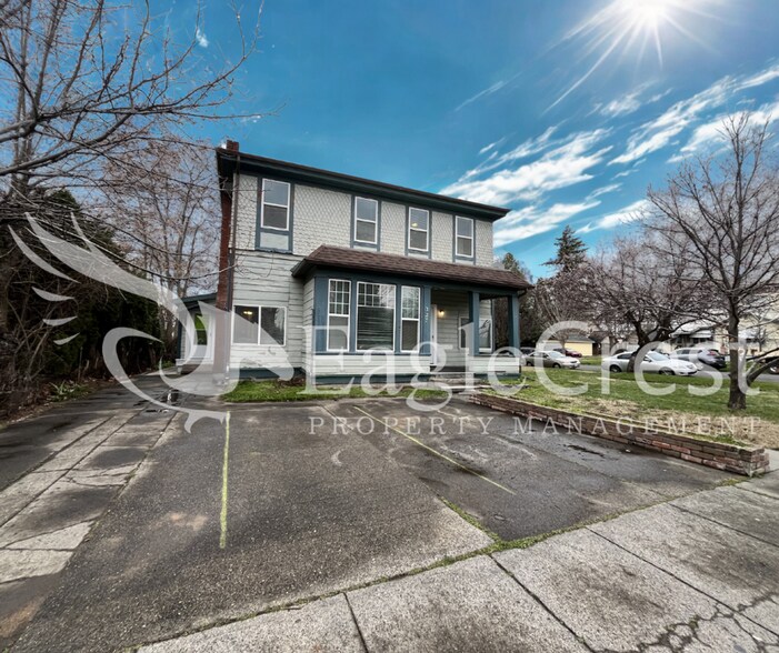 Building Photo - Comfortable 5 Bedroom Home with Modern Touches, Large Bedrooms & Front Porch