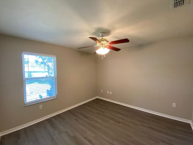 Building Photo - Cannot be shown until MAY!!!Great Home in quiet Belleview Neighborhood 3/2/1 - ***Won't Last***