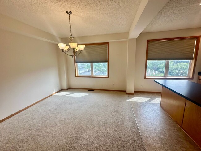 Building Photo - Gorgeous X-Large 4 Bedroom Townhome in Maplewood!