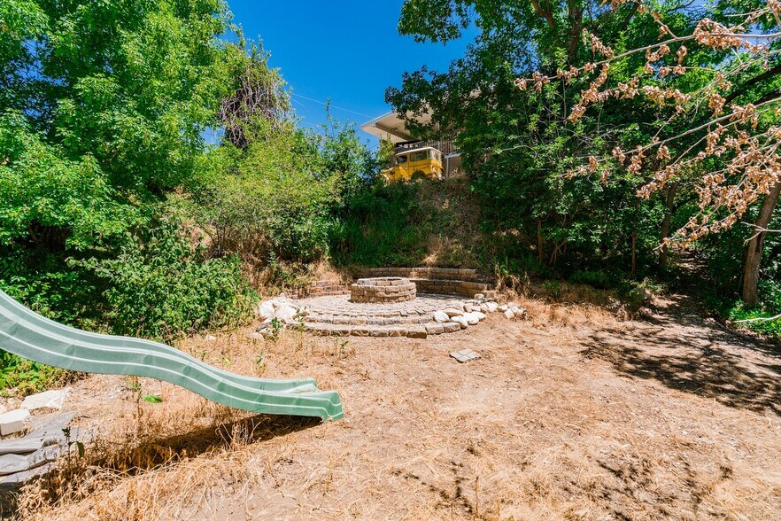 Building Photo - 450 E Mill St S