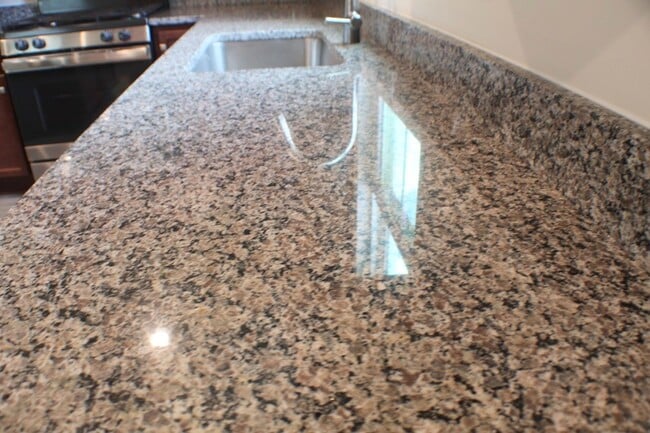 Building Photo - 105 S Peak Dr