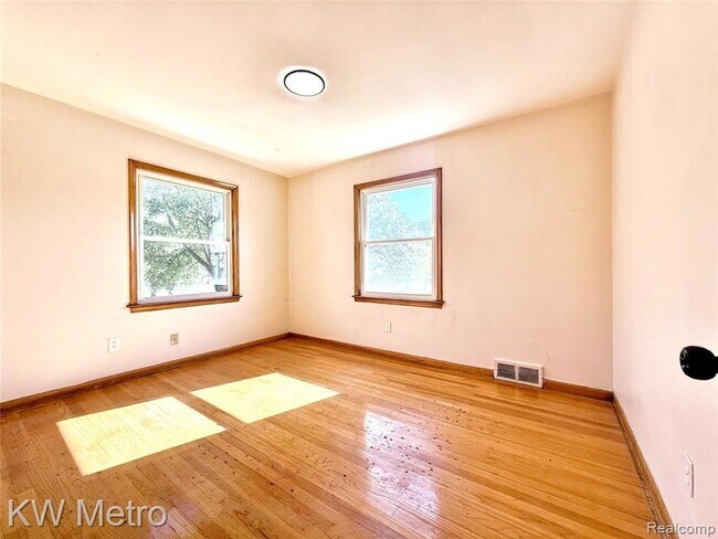 Building Photo - 2182 Vernier Rd