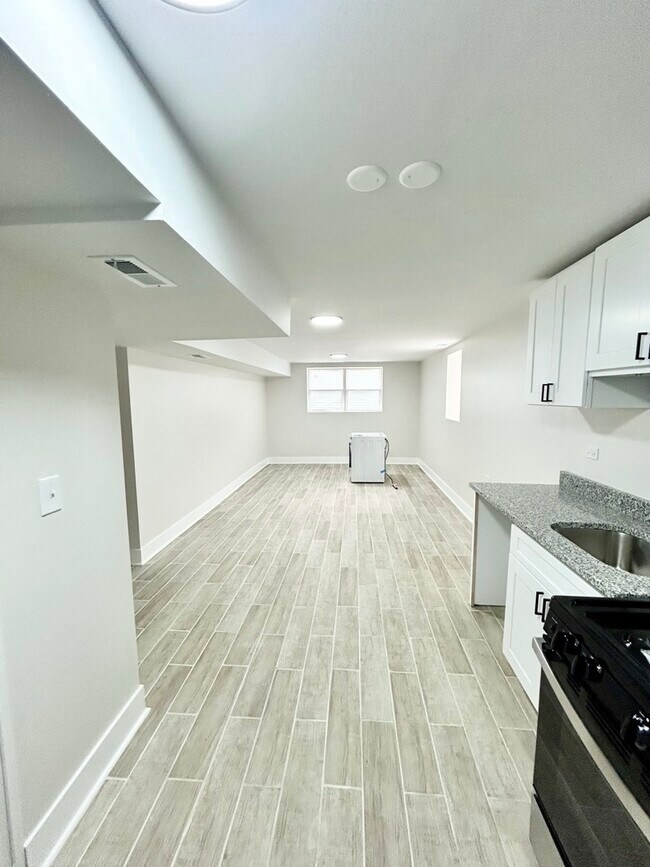 Building Photo - 1146 N Lawndale Ave