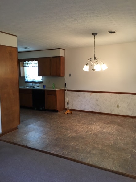 Building Photo - 3405 Tarragon Dr