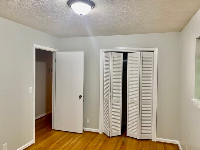 Building Photo - Hixson Townhome: 3 Bed/1.5 Bath; 2 Stories...