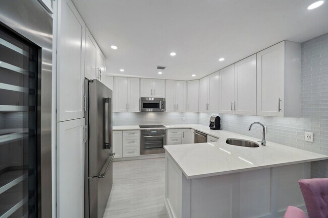 Building Photo - 3902 Fairway Dr S