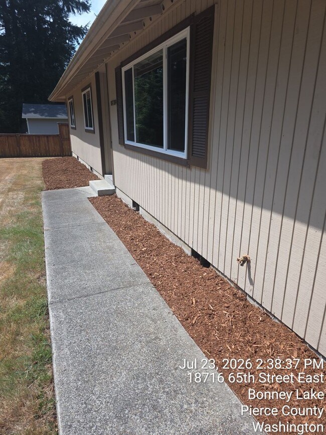 Building Photo - Bonney Lake - Lake Jane HOA - 3 bedroom 2 bathroom rambler home for rent -EV charger, Available NOW!