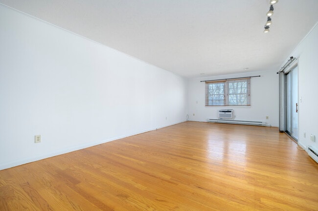 Building Photo - 185 Melba St