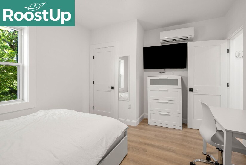 Building Photo - RoostUp Furnished Private Bedroom with Pri...