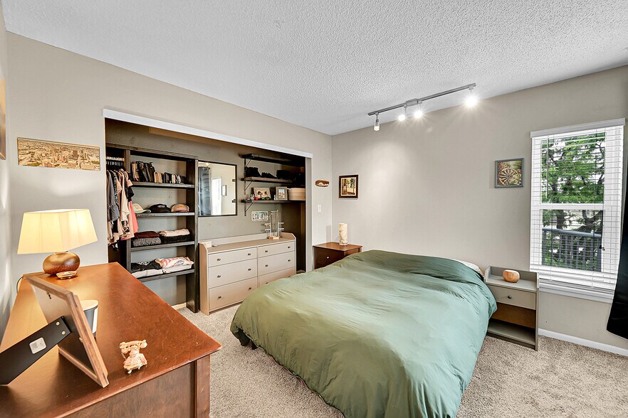 Building Photo - 1226 S Monaco Pky
