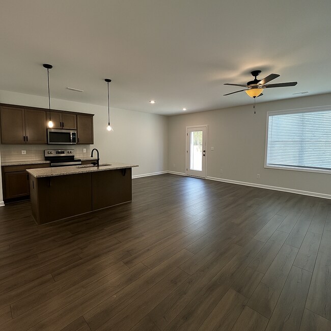 Building Photo - MOVE IN READY -3 Bed, 2.5 Bath 1 car garag...