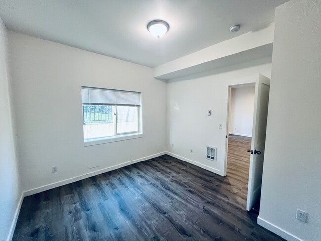 Building Photo - Almost new 3 bedroom, 3 bath Townhome