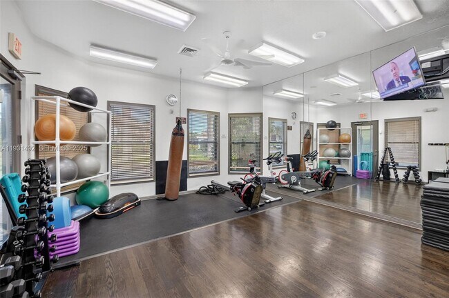 Building Photo - 940 Harbor View N