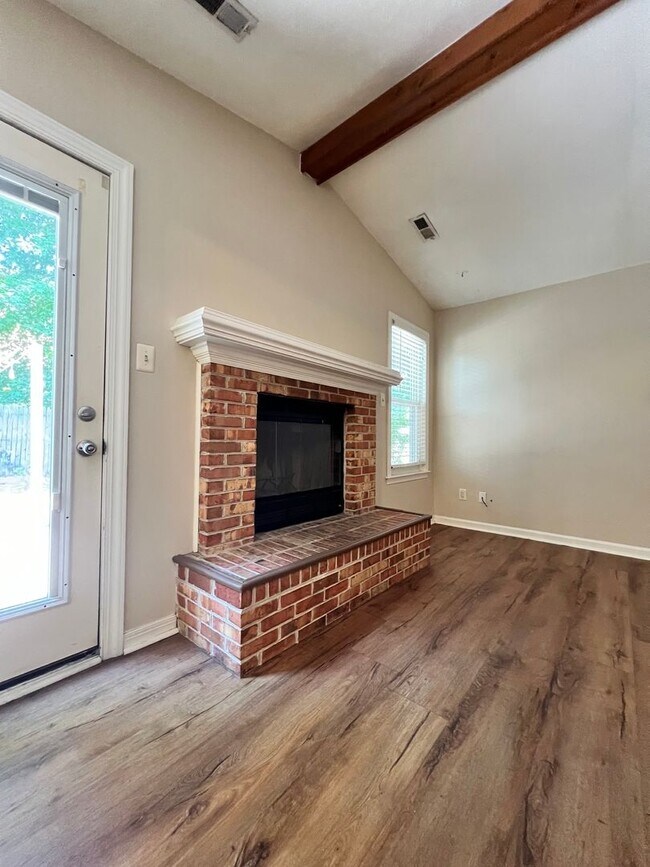 Building Photo - Updated brick ranch in REDWING
