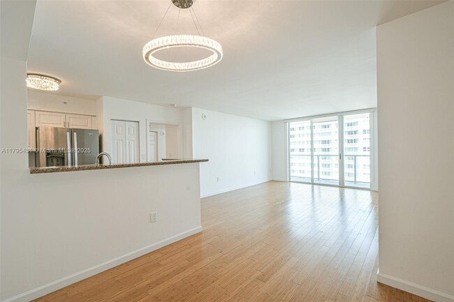 Building Photo - 1155 Brickell Bay Dr