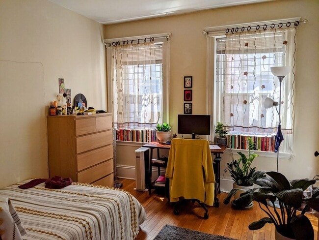 Building Photo - Amazing 3 bed in Coolidge Corner...