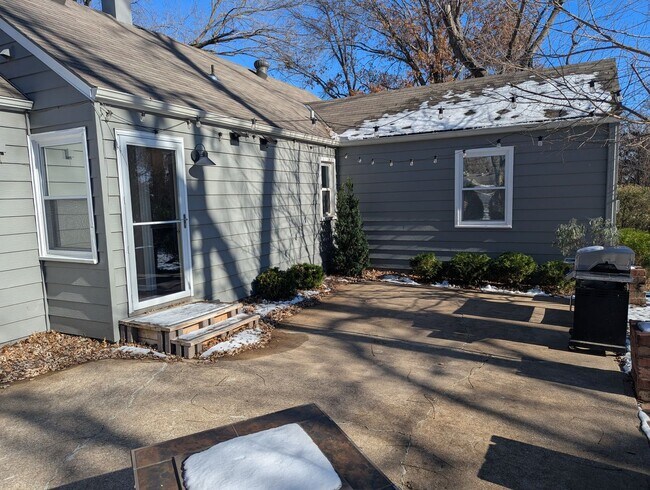 Building Photo - Remodeled 2 Bedroom 1.5 Bath - Overland Park