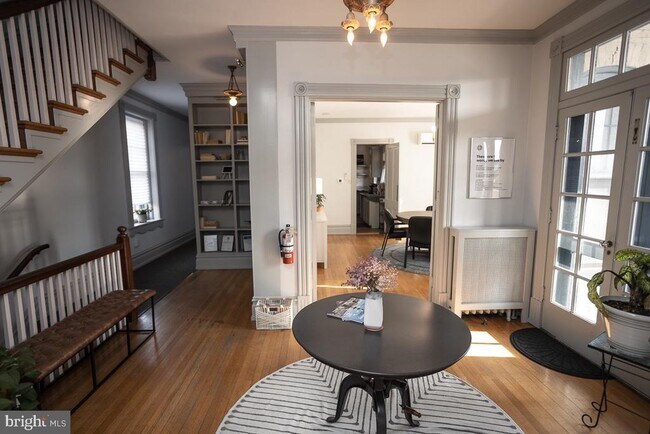 Building Photo - 261 Lincoln Way E