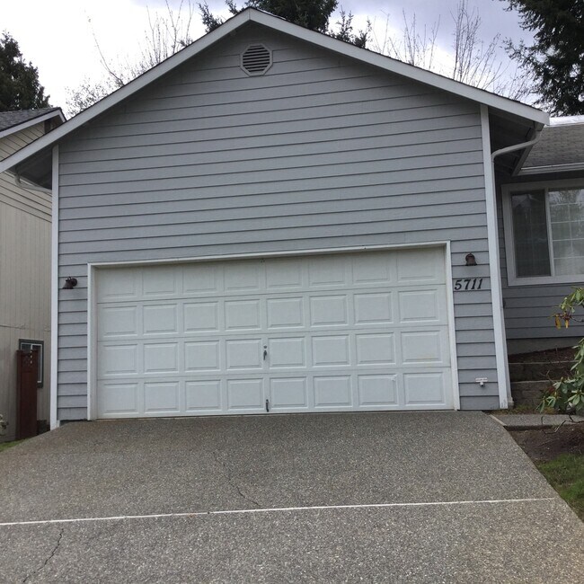 Building Photo - Spacious 3-Bed, 2-Bath Home with Private Y...