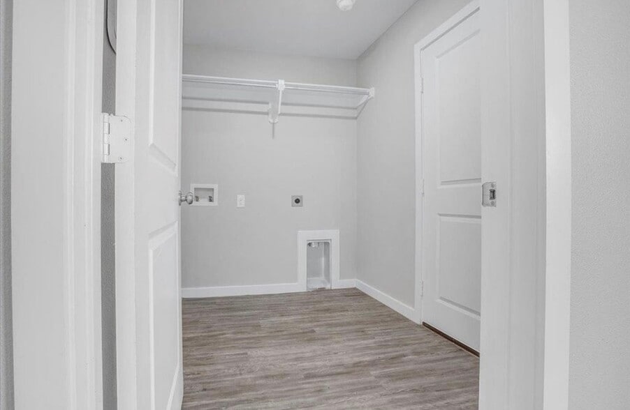 Utility room, washer & dryer included - 3201 Aberdeen Ave