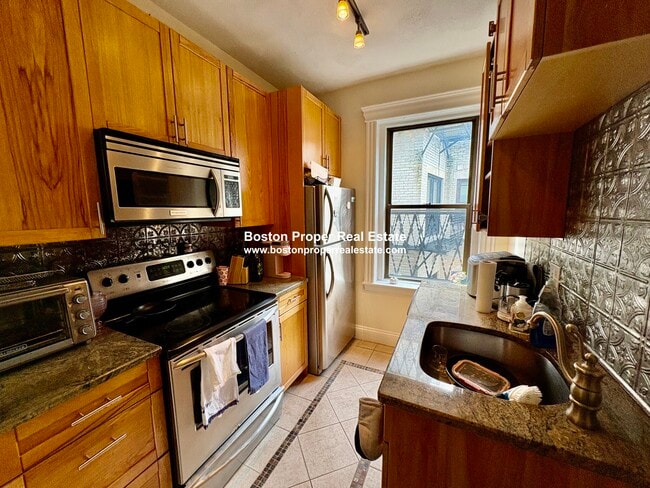 Building Photo - 61 Park Dr