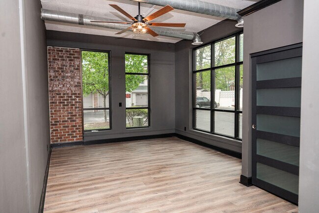 Building Photo - 275 S Limestone