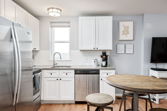 Building Photo - 2411 Tremont Pl