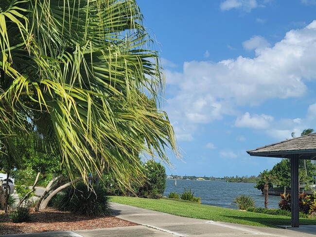 Building Photo - 1905 Robalo Dr