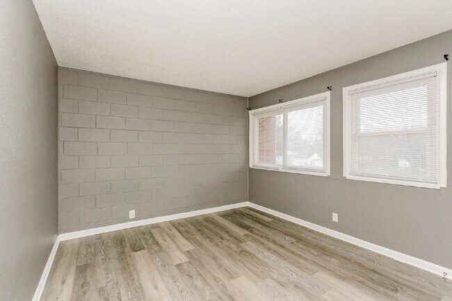 Building Photo - Charming 2 Bed, 1 Bath Apartment in Indianapolis - Don't Miss Out!