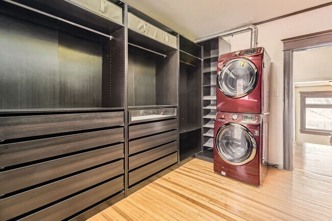 Building Photo - Beautiful 3-bedroom/2 bath unit in an Updated Victorian home in City Park! All utilities included...