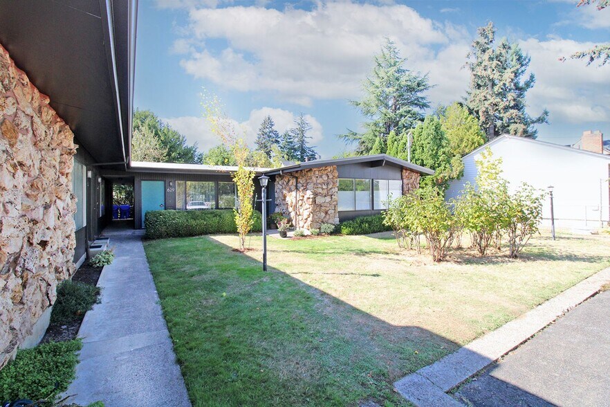 Building Photo - 631-631 NE 74th Ave