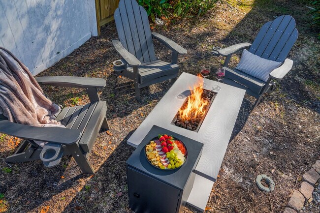 Building Photo - 720 1/2 West Woodlawn Avenue-SI ID1271939P