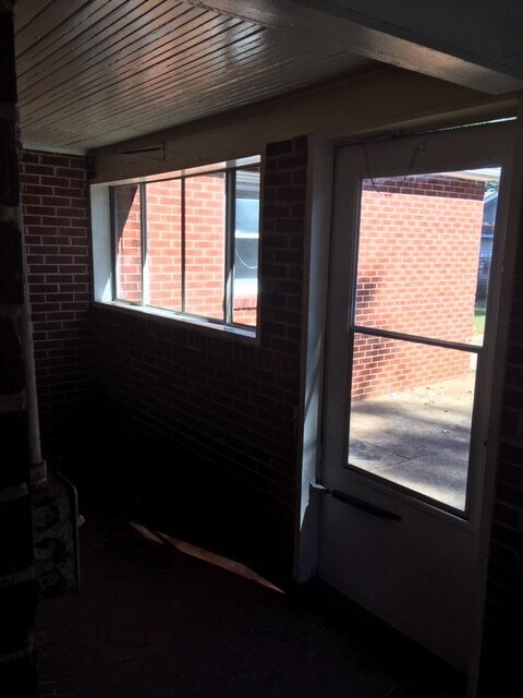 Building Photo - Charming 3 bd, 1.5 ba home!