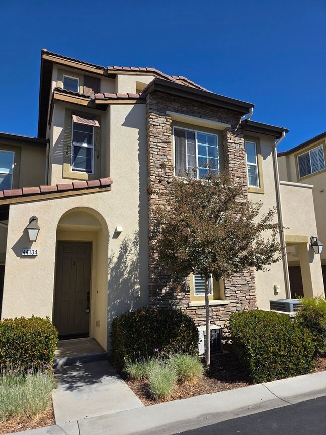 Primary Photo - Gorgeous 3 Bedroom Townhome in Paseo del Sol with new flooring and paint!