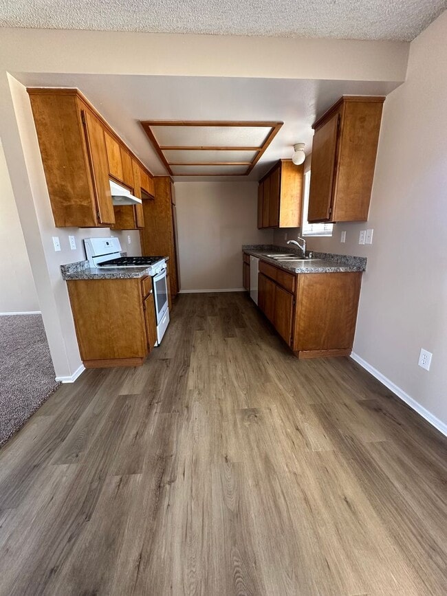 Building Photo - Beautiful 3 bedroom home available now